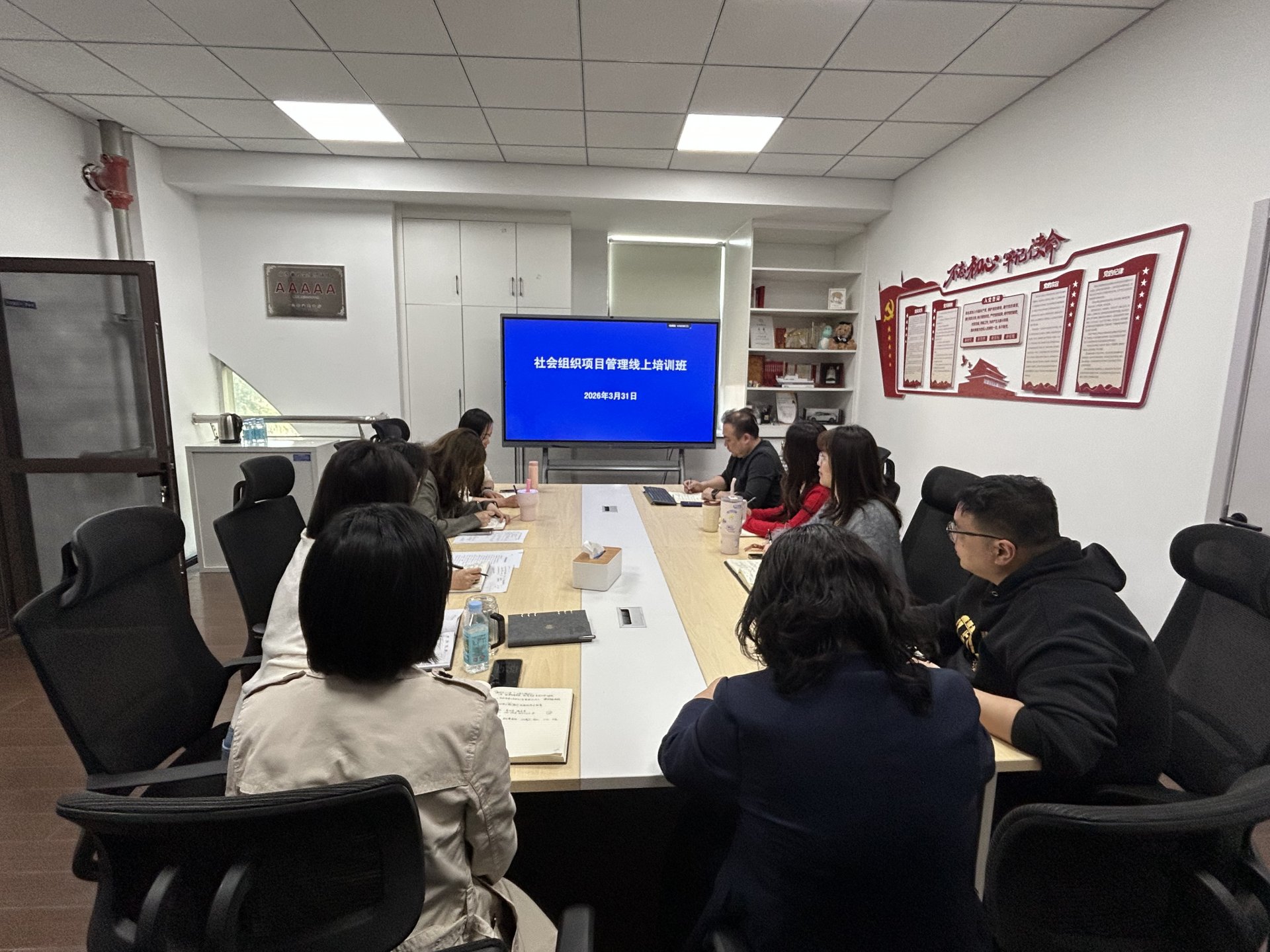 也是面向应届毕业生树立奋进标杆